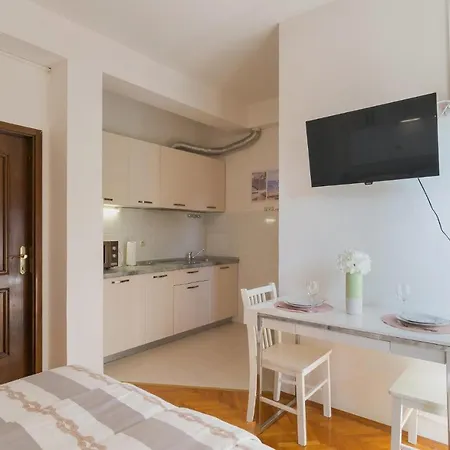 Beautiful In With Kitchen דירה