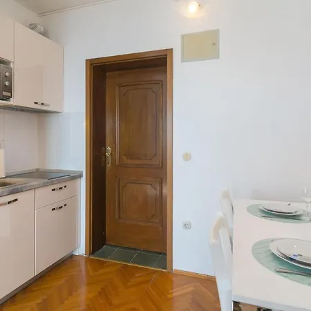 Beautiful In With Kitchen דירה *