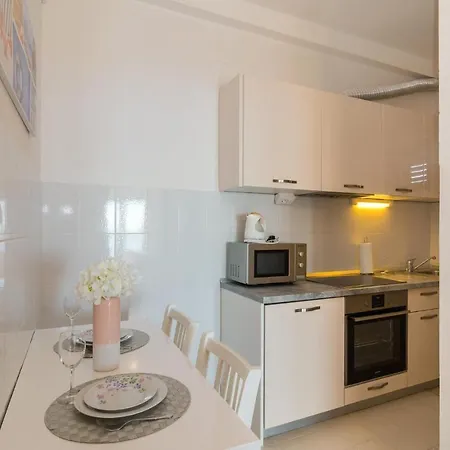Beautiful In With Kitchen דירה
