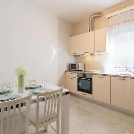 Beautiful In With Kitchen דירה פודסטראנה